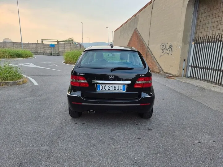 Mercedes-Benz B 180