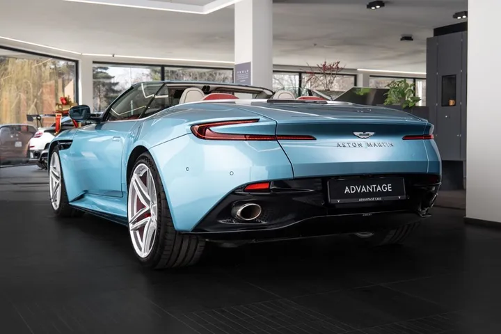 Aston Martin DB12