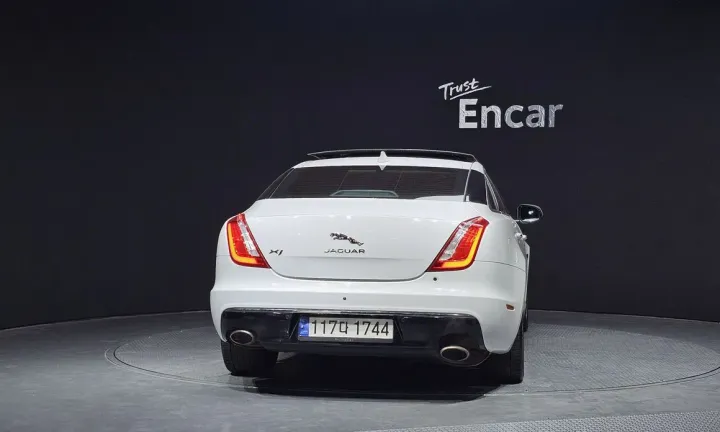 Jaguar XJ