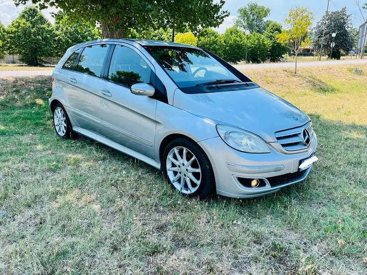 Mercedes-Benz B 180