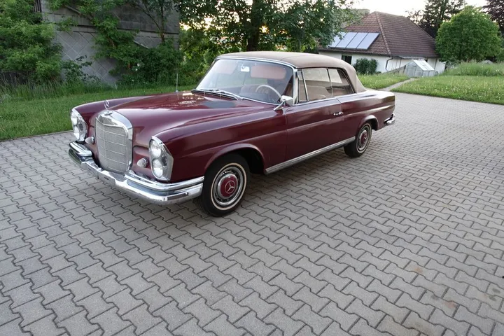 Mercedes-Benz 220