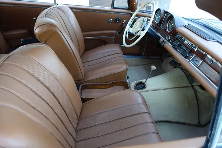 Mercedes-Benz 220