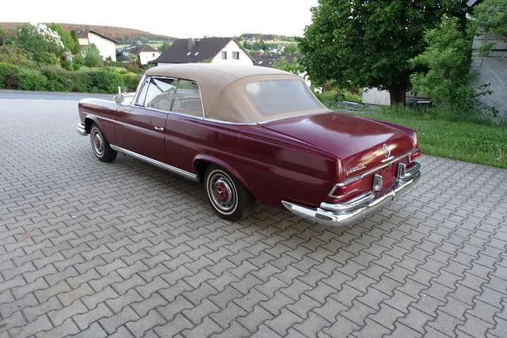 Mercedes-Benz 220