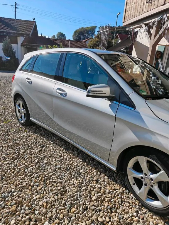 Mercedes-Benz B 180