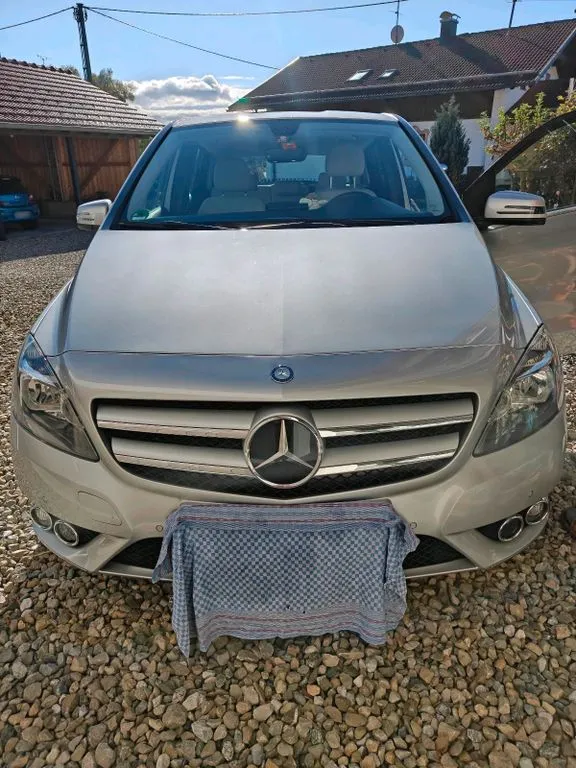 Mercedes-Benz B 180