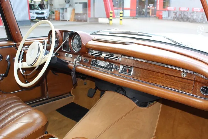 Mercedes-Benz 220