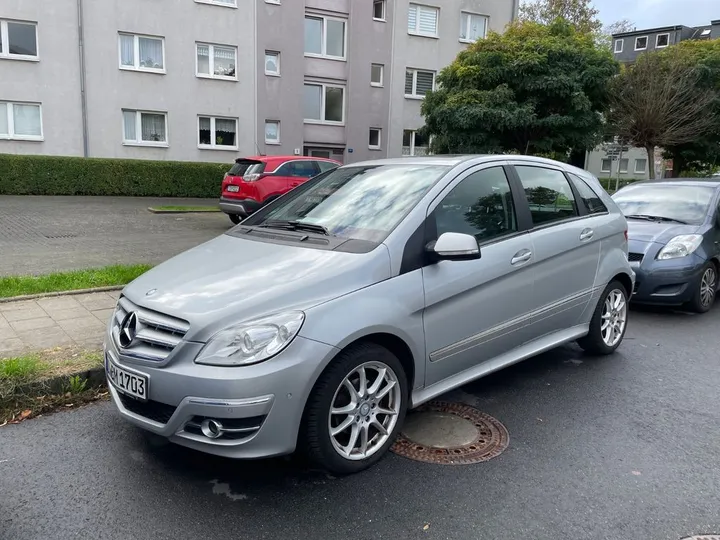 Mercedes-Benz B 180