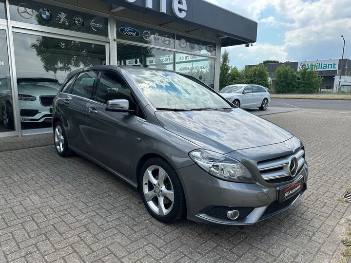Mercedes-Benz B 180