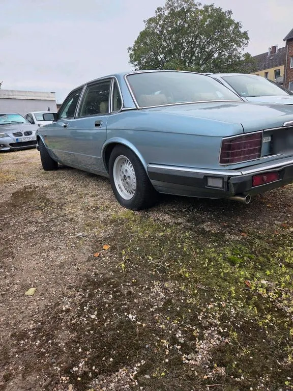 Jaguar XJ40