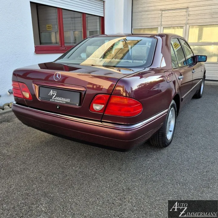 Mercedes-Benz E 230