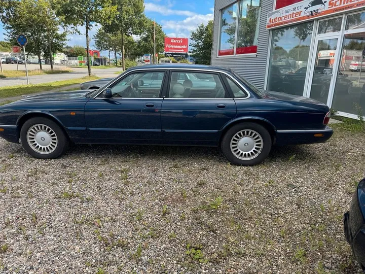 Jaguar XJ8