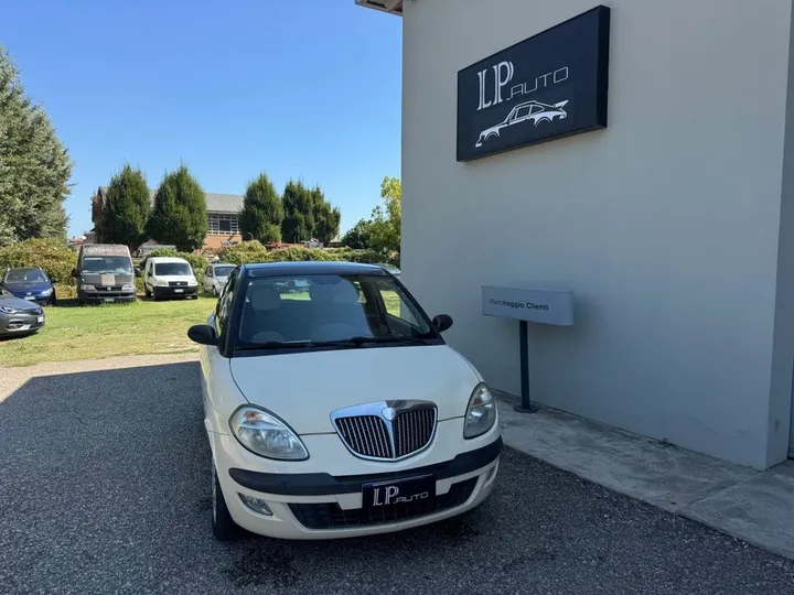 Lancia Ypsilon