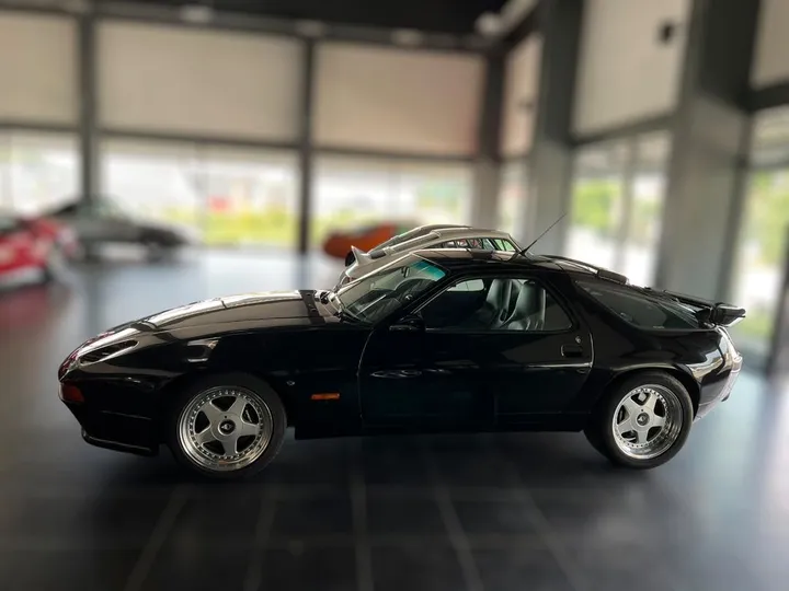 Porsche 928