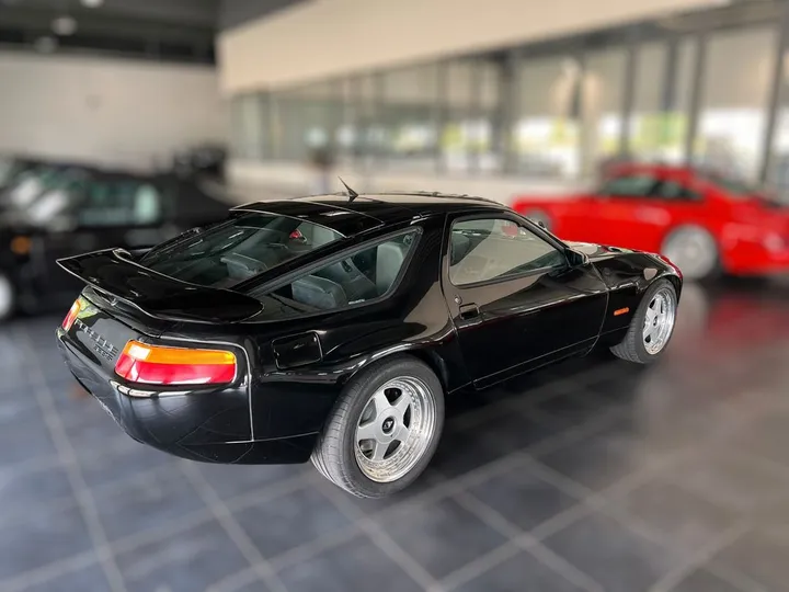 Porsche 928