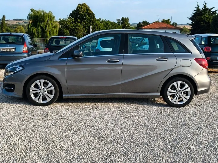 Mercedes-Benz B 180
