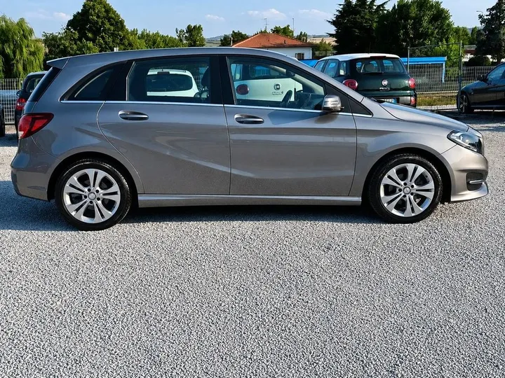 Mercedes-Benz B 180