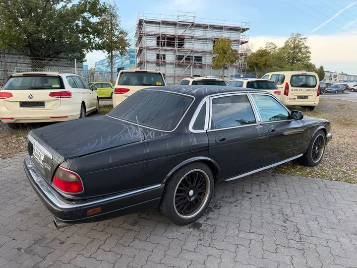 Jaguar XJ