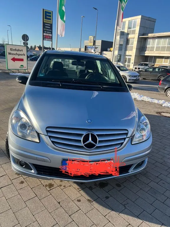 Mercedes-Benz B 180