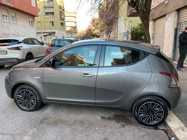 Lancia Ypsilon