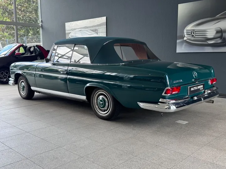 Mercedes-Benz 220