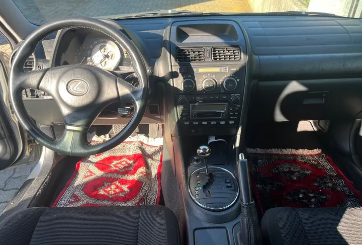 Lexus IS 200