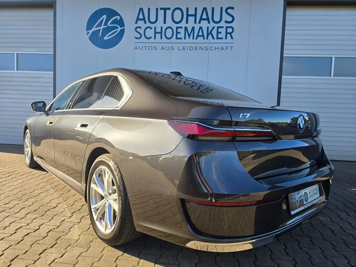 BMW i7