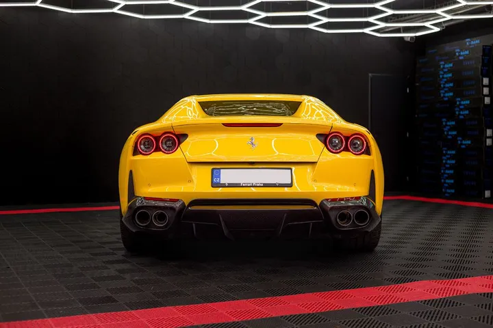 Ferrari 812