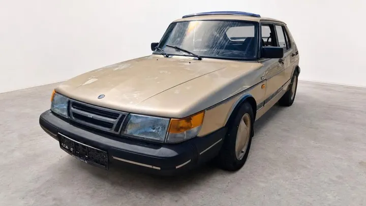 Saab 900