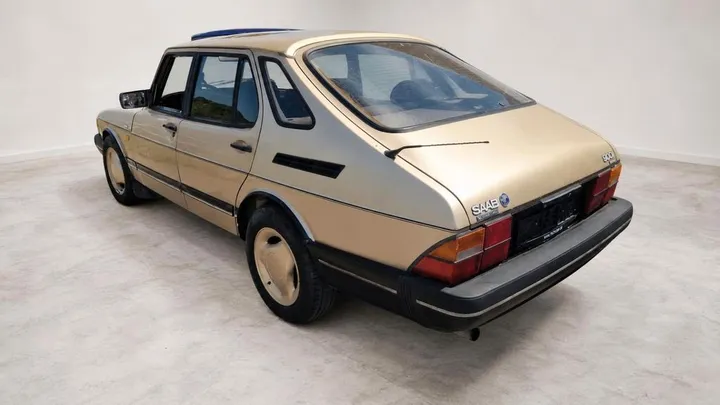 Saab 900