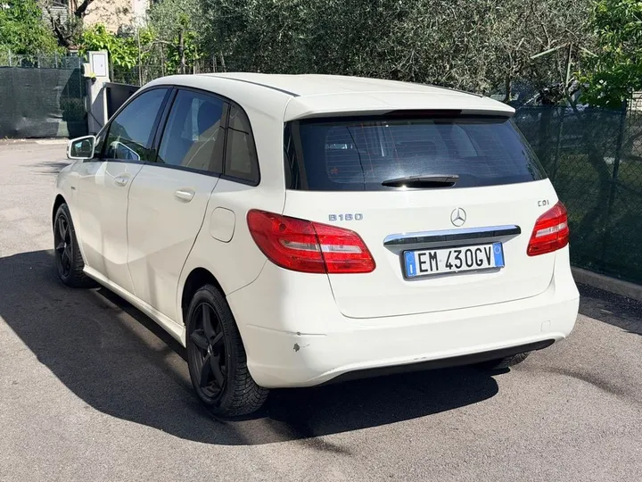 Mercedes-Benz B 180
