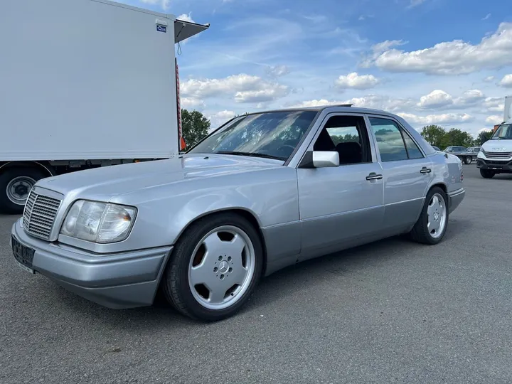 Mercedes-Benz E 200