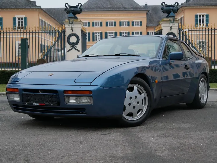 Porsche 944