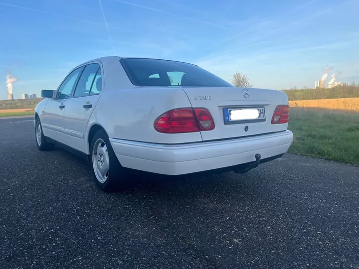 Mercedes-Benz E 290