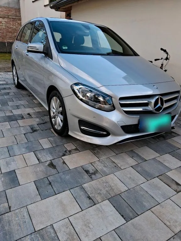 Mercedes-Benz B 180