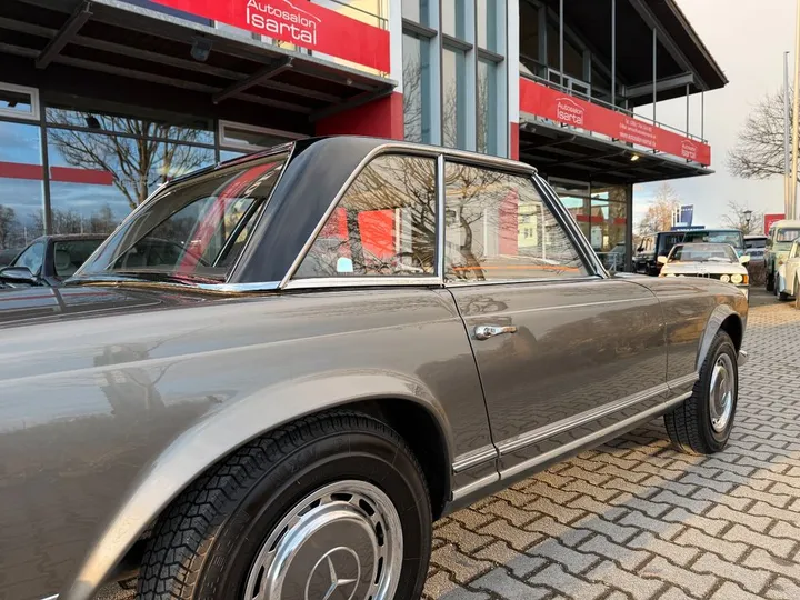 Mercedes-Benz 230