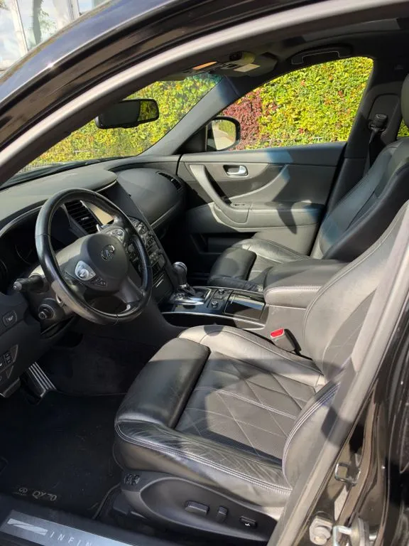 Infiniti QX70