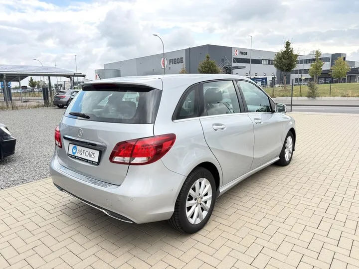 Mercedes-Benz B 180