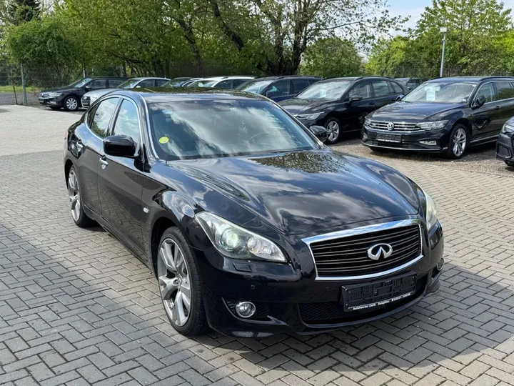 Infiniti M30