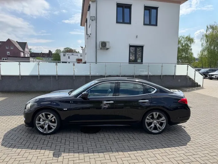 Infiniti M30