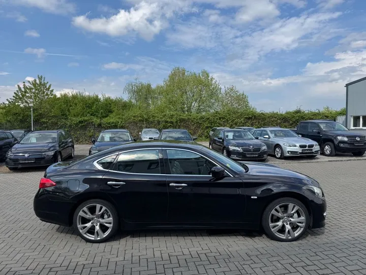 Infiniti M30