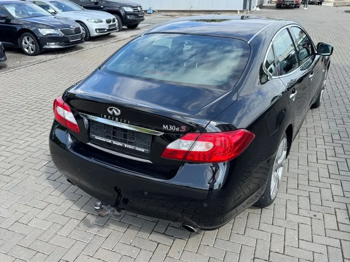 Infiniti M30