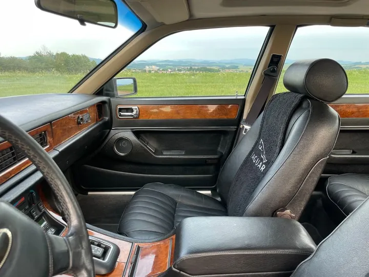 Jaguar XJ40