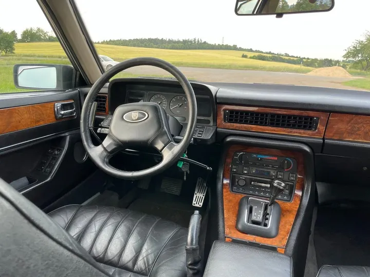 Jaguar XJ40
