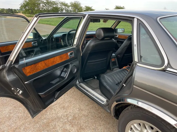 Jaguar XJ40