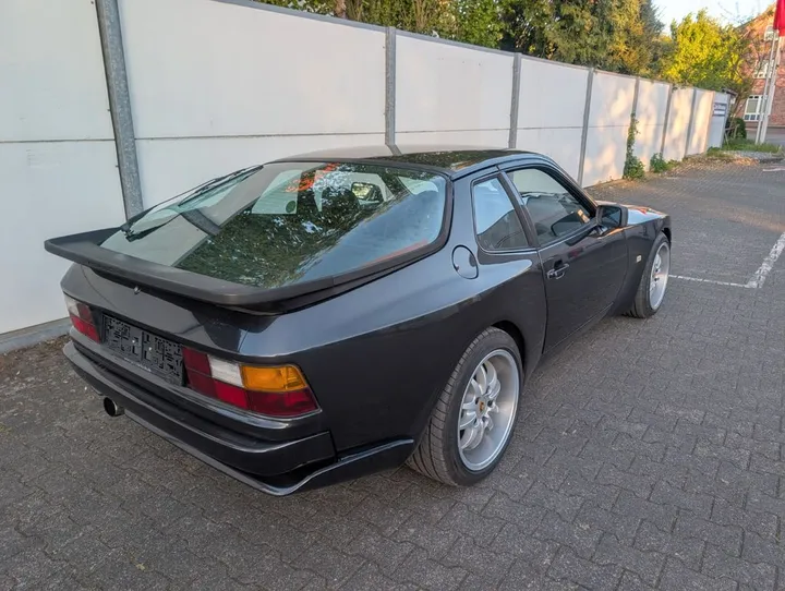 Porsche 944