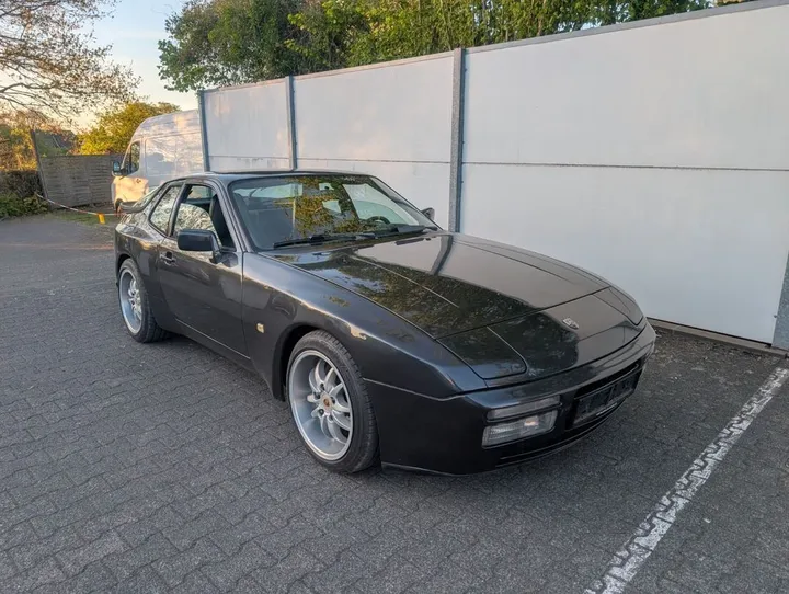 Porsche 944