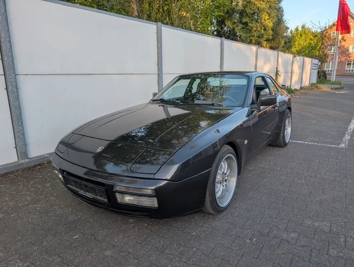 Porsche 944