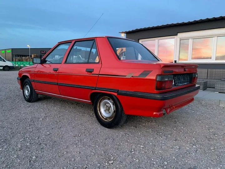 Renault R 9