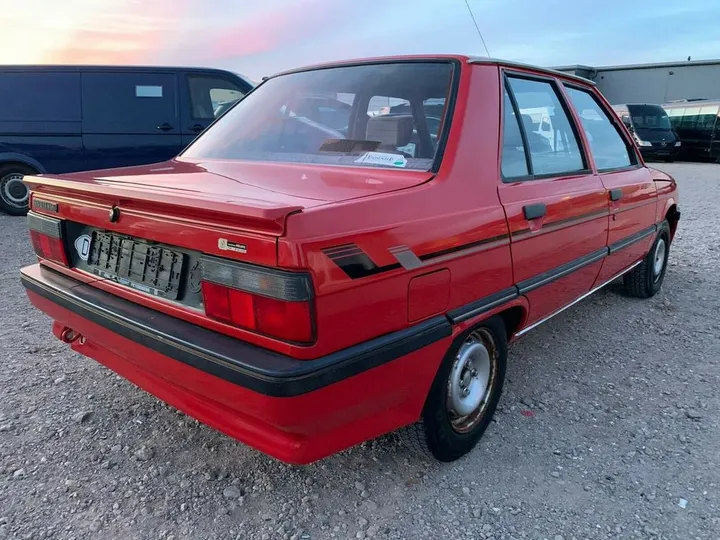Renault R 9