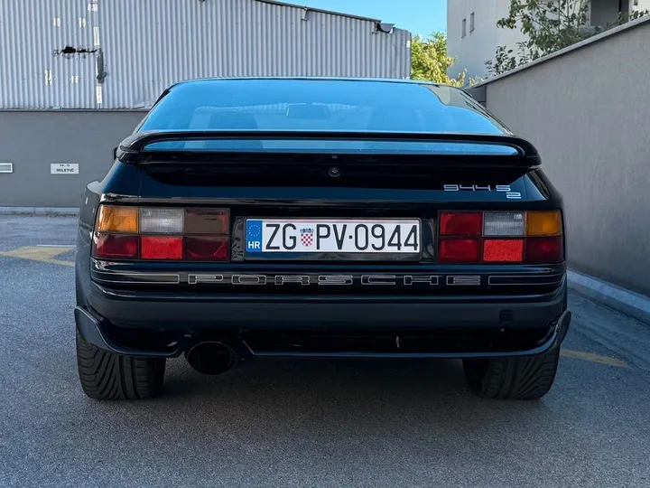 Porsche 944
